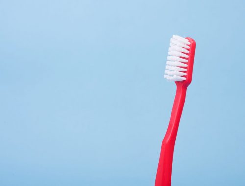 cepillo de dientes rojo periodoncia e implantes monterrey