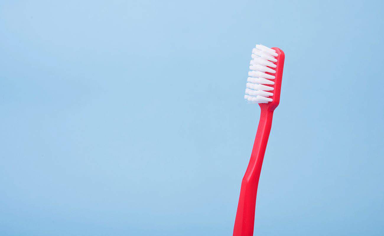 cepillo de dientes rojo periodoncia e implantes monterrey