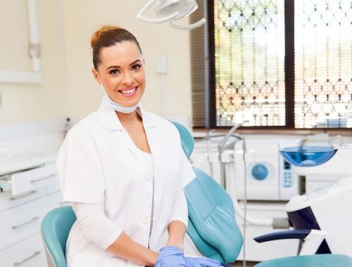 dentista mujer sonriendo periodoncia e implantes monterrey