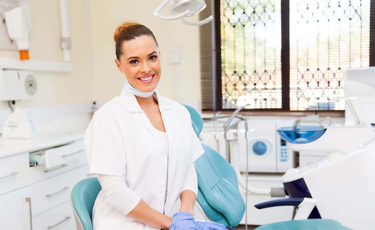 dentista mujer sonriendo periodoncia e implantes monterrey