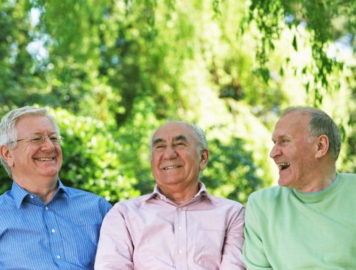 grupo de 3 hombres de la 3a edad periodoncia e implantes monterrey