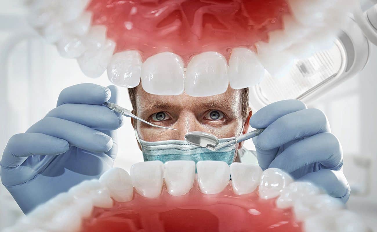 vista de dentadura de adentro hacia afuera con dentista periodoncia e implantes monterrey
